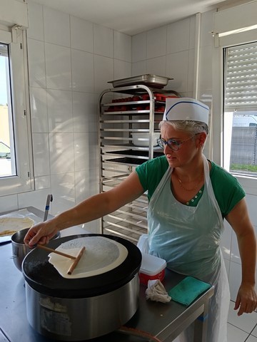 Comment tourner une galette sur une crêpière professionnelle ?