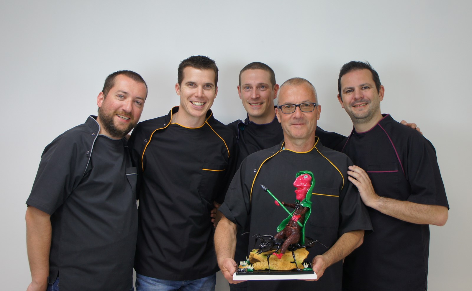 Mikaël Mesrouze en formation avec des artisans pâtissiers